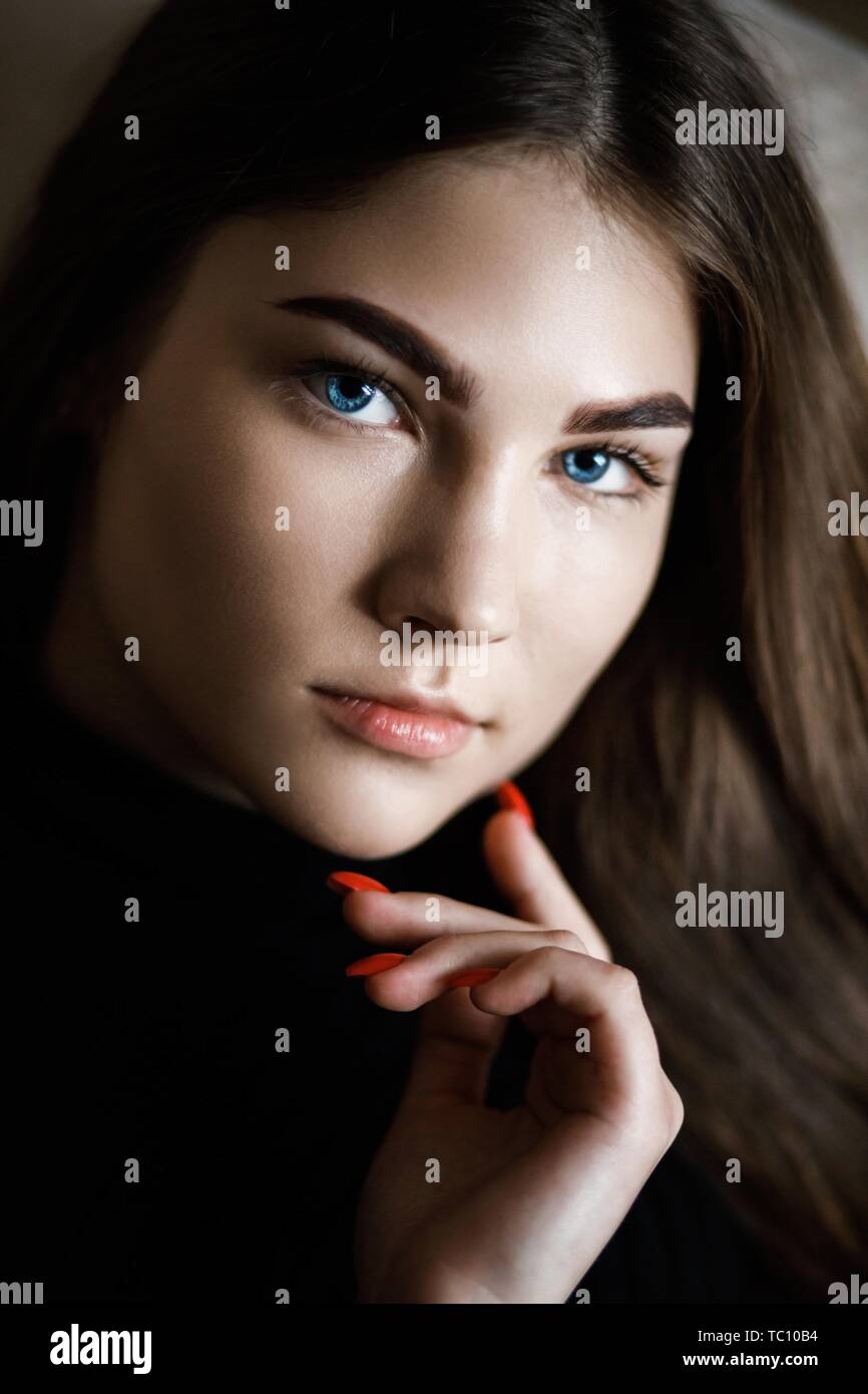Dark skin teen girl hi-res stock photography and images - Alamy