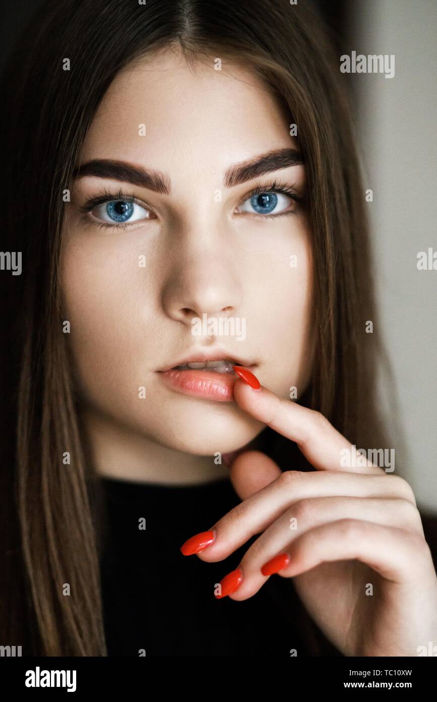 Dark skin teen girl hi-res stock photography and images - Alamy