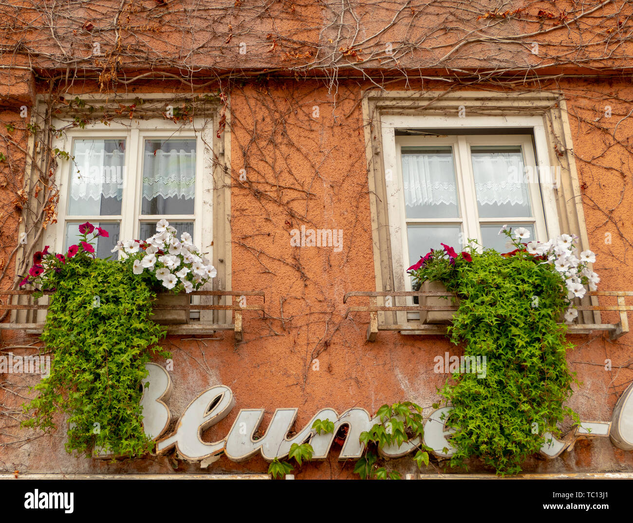 House façade with flowers ingrown and the German word "flowers" on the