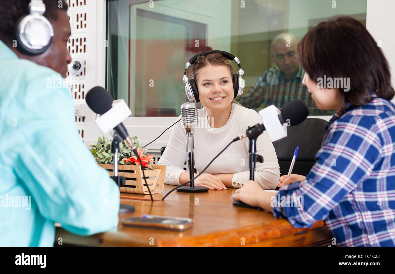Radio presenters men hi-res stock photography and images - Alamy