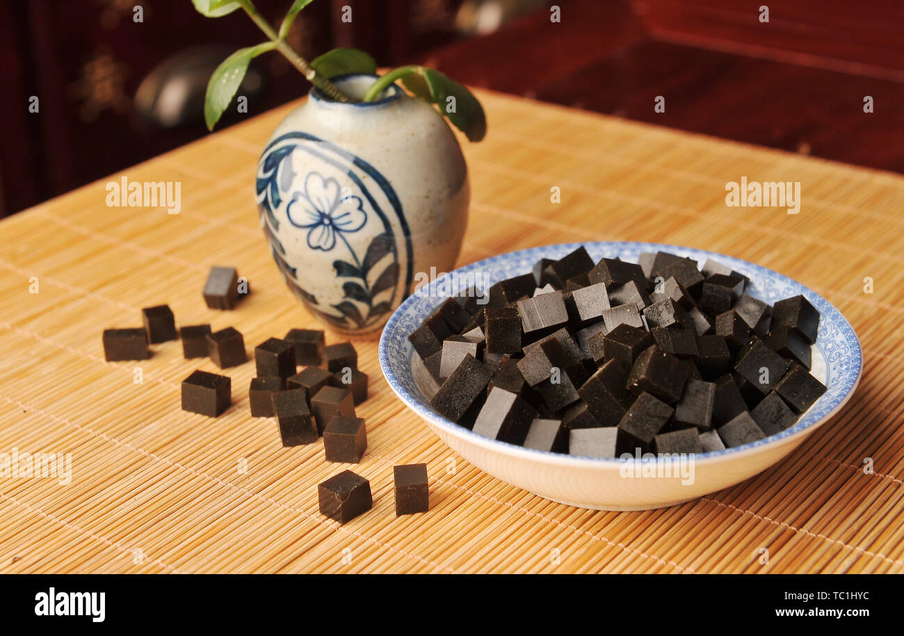 Traditional chinese medicine bottle hires stock photography and images