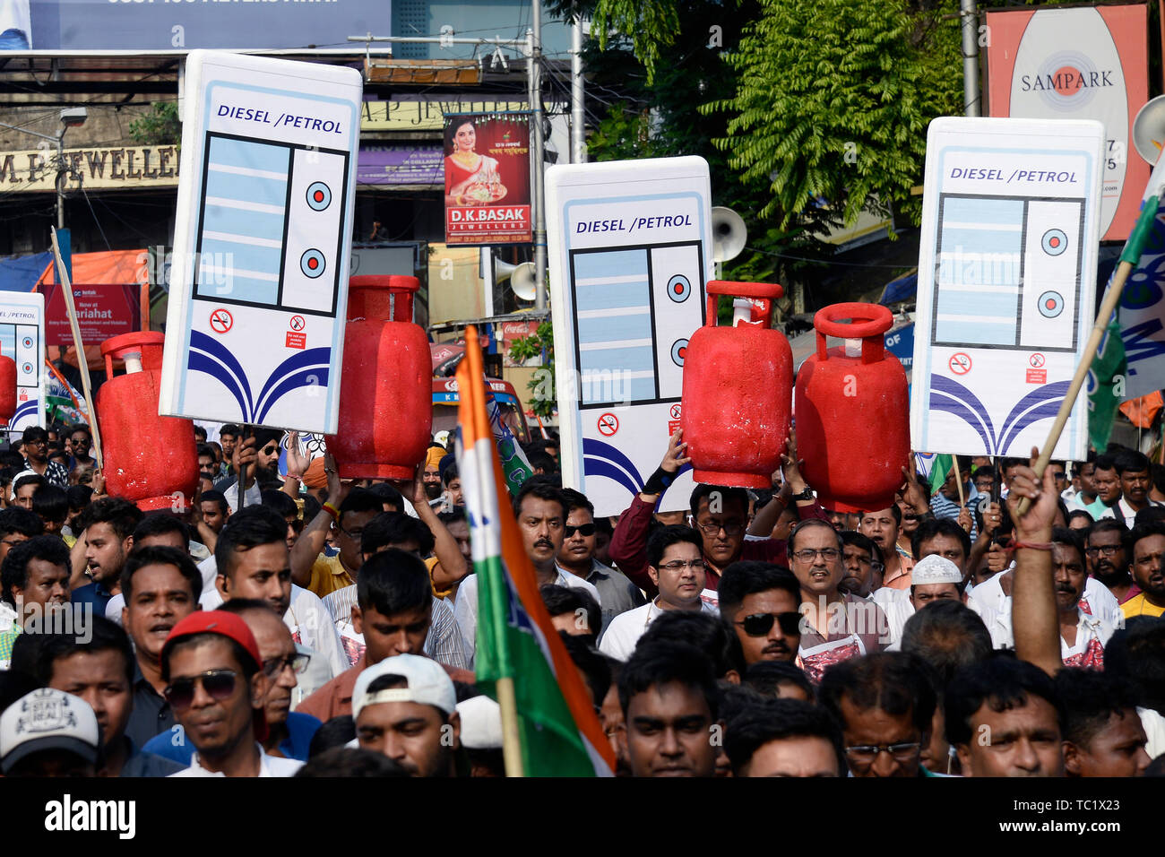 Kolkata, India. 04th June, 2019. All India Trinamool Congress or AITMC activists holds LPG cylinder during a protest rally led Abhishek Banerjee to protest against LPG gas and petroleum price hike. Credit: Saikat Paul/Pacific Press/Alamy Live News Stock Photo