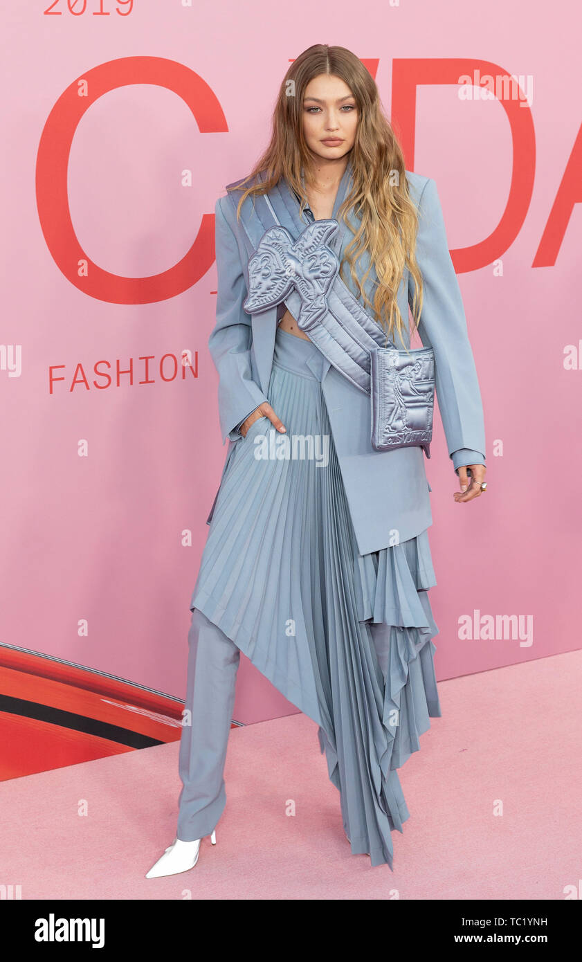 Gigi Hadid Wearing Dress By Off White Attends 2019 Cfda