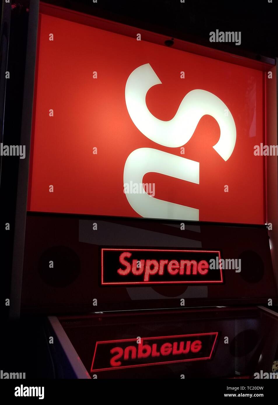 Supreme uncut box logo Wallpapers Download