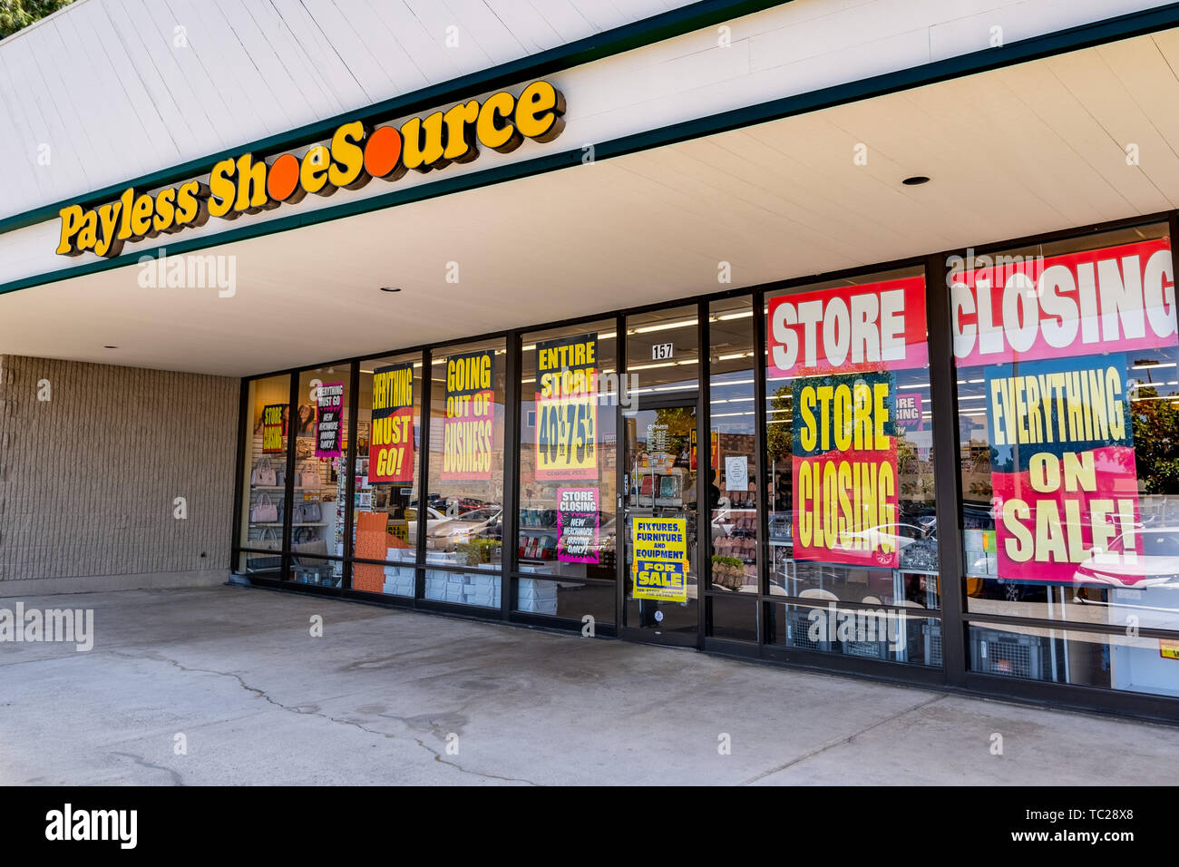 June 1, 2019 Sunnyvale / CA / USA - Payless Shoesource store with 'Store Closing', 'Entire store 40%-75% off', 'Everything on sale' and 'Going out of  Stock Photo