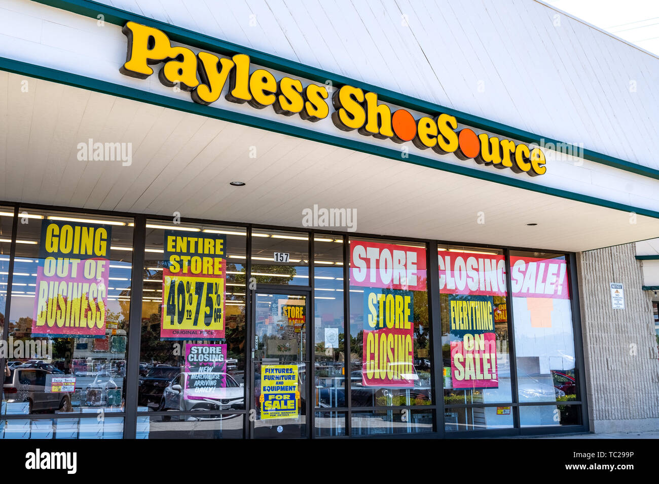 June 1, 2019 Sunnyvale / CA / USA - Payless Shoesource store with 'Store Closing', 'Entire store 40%-75% off', 'Everything on sale' and 'Going out of  Stock Photo