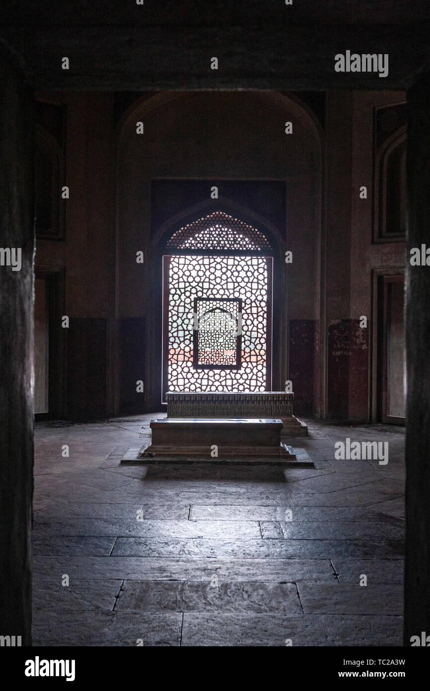 The symbolically cut out mihrab facing west or Mecca, over the marble lattice jali screen, Humayun's Tomb, Delhi, India Stock Photo
