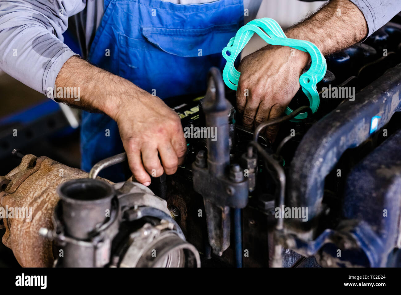 Mechanic opened the locking valve mechanism. Disassemble engine block ...