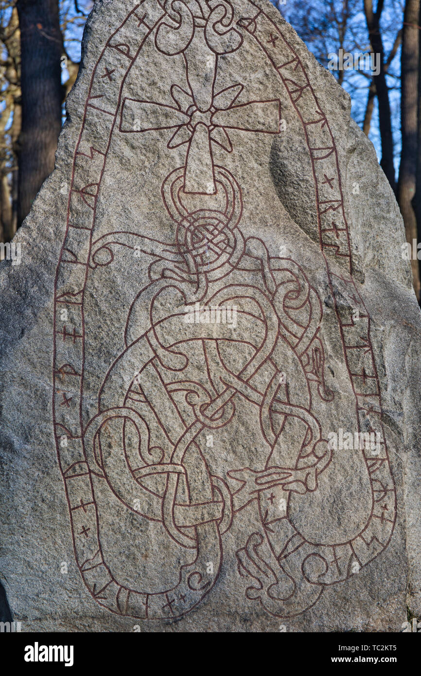 41 Fabulous Old Photographs of Ancient Rune Stones in Sweden - Flashbak