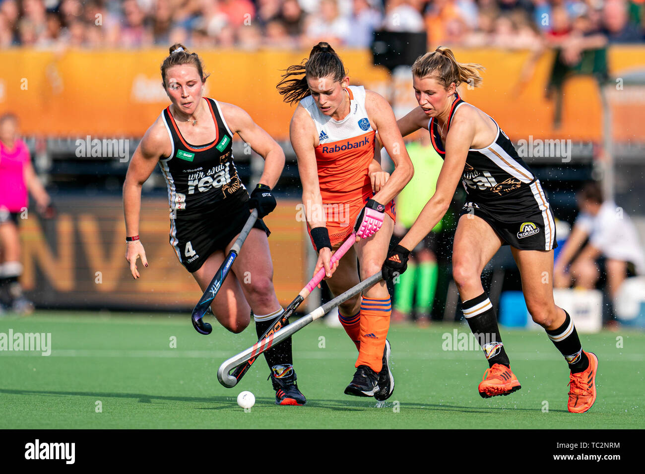 EINDHOVEN, 04-06-2019, Pro League (Women) , Netherlands - Germany ,  Netherlands player Lidewij Welten with Germany player Nike Lorenz Stock  Photo - Alamy