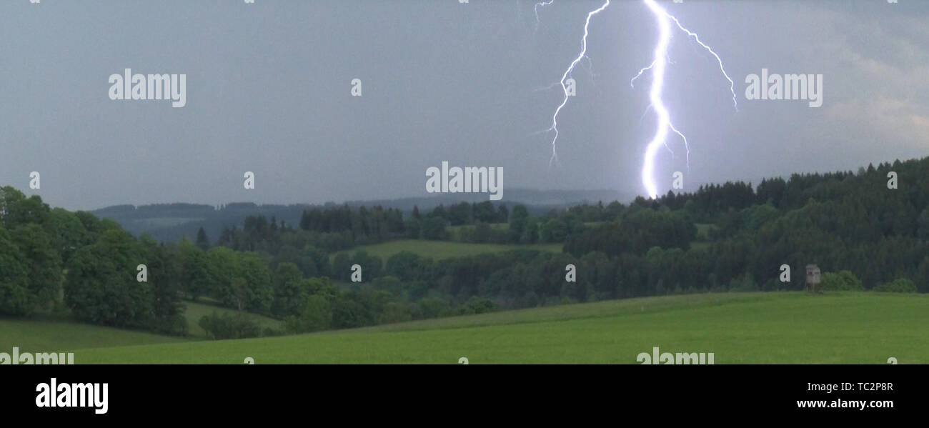 Saxony, Germany. 04th June, 2019.  Lightning strikes near Königswalde. Bright sunshine, but also thick thunderstorm air continue to determine the weather. In view of the high thermal load in parts of eastern Germany and on the Upper Rhine in southwestern Germany, the German Weather Service (DWD) issued a heat warning on Tuesday. (Best possible available quality) Photo: Andre März/dpa-Zentralbild/dpa Credit: dpa picture alliance/Alamy Live News Stock Photo