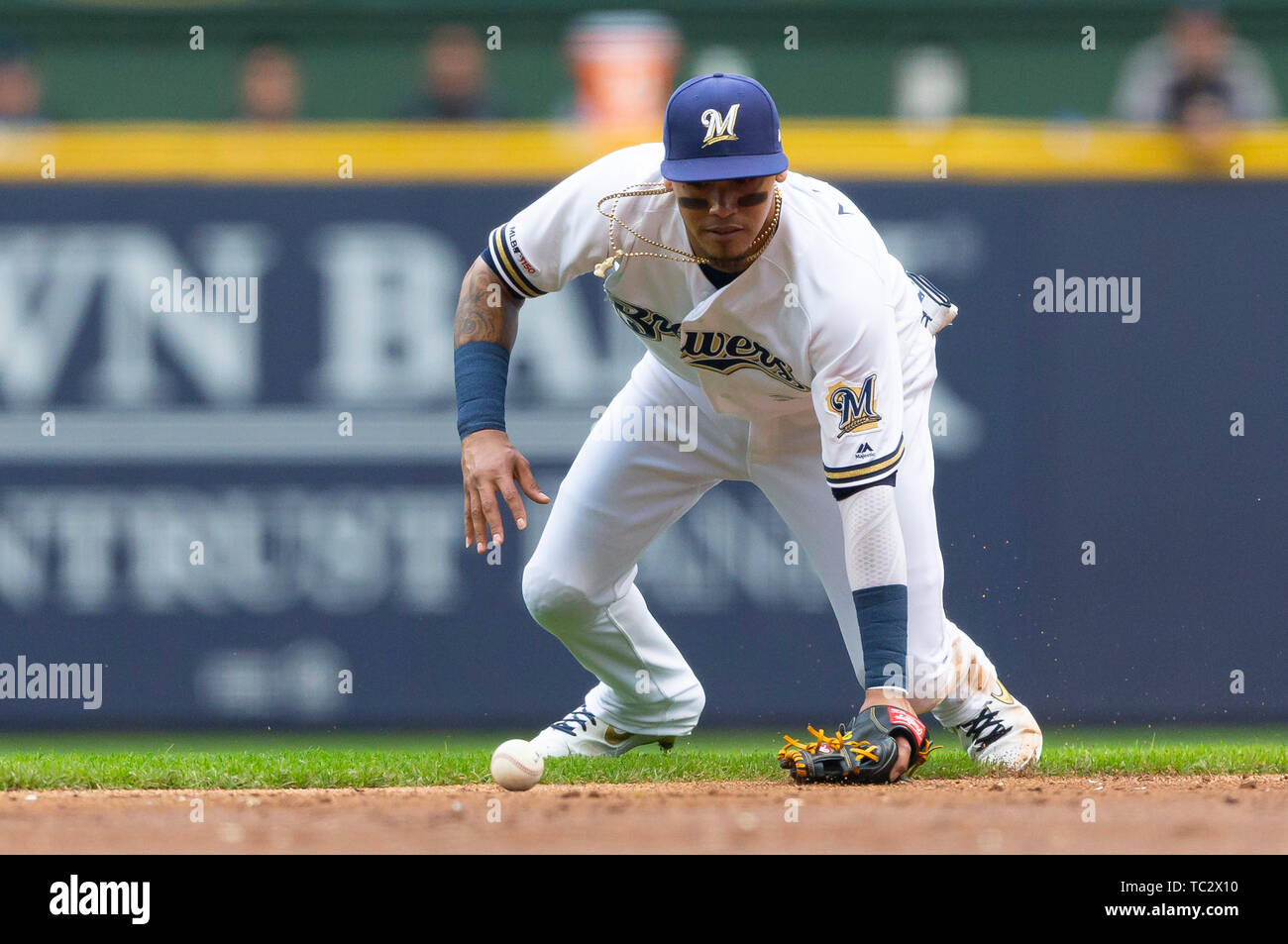 Milwaukee, WI, USA. 4th June, 2019. Milwaukee Brewers shortstop Orlando  Arcia #3 goes after a ball off his glove during the Major League Baseball  game between the Milwaukee Brewers and the Miami