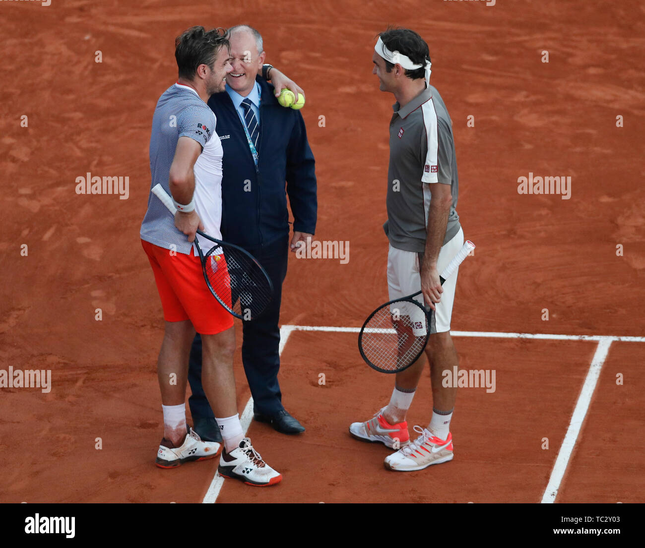 Paris, Paris. 4th June, 2019. Roger Federer (R) of Switzerland and his  compatriot Stan Wawrinka speak with the match supervisor during the men's  singles quarterfinal match at French Open tennis tournament 2019