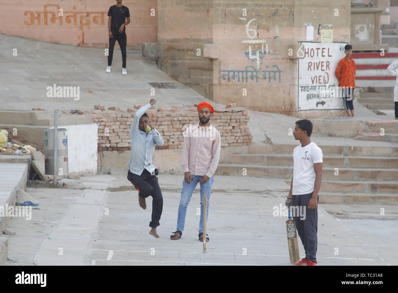 Varanasi, India. 1st June, 2019. 01 June 2019 - Varanasi - INDIA.Young Indians playing street cricket on the streets & Ghats of the hindu holy city of Varanasi. Credit: Subhash Sharma/ZUMA Wire/Alamy Live News Stock Photo