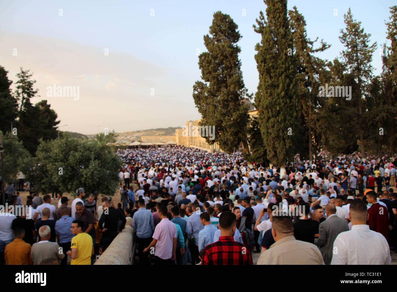 Jerusalem, Jerusalem, Palestinian Territory. 5th June, 2019. Palestinian Muslims perform the morning Eid al-Fitr prayer near the Dome of Rock at the Al-Aqsa Mosque compound, Islam's third most holy site, in the old city of Jerusalem on June 5, 2019. Muslims worldwide celebrate Eid al-Fitr marking the end of the fasting month of Ramadan Credit: Abdalrahman Alami/APA Images/ZUMA Wire/Alamy Live News Stock Photo