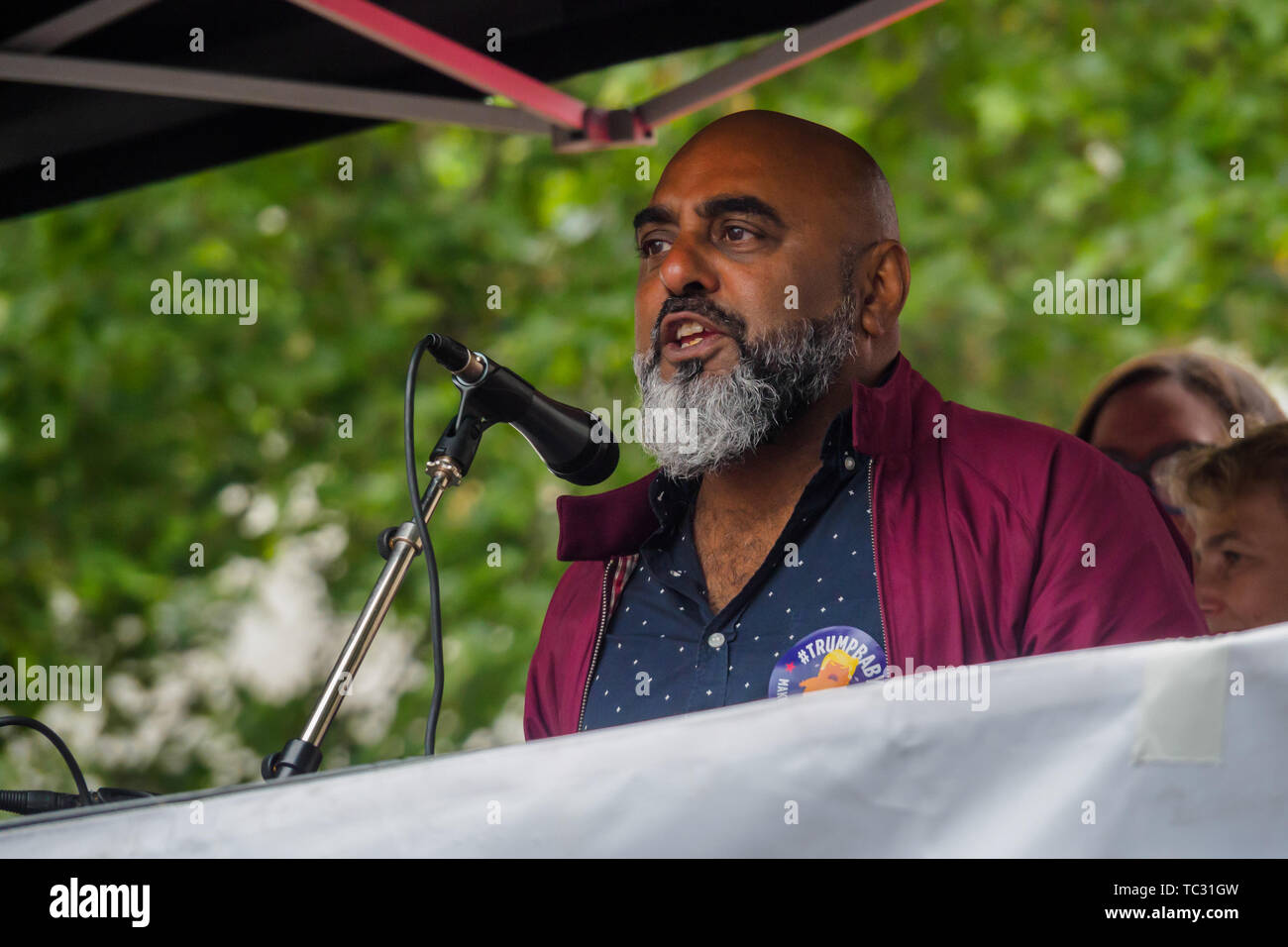 London, UK. 4th June 2019. Asad Rehman of Global Justice Now speaking at the Whitehall rally to send a clear message that President Trump is not welcome here because of his climate denial, racism, Islamophobia, misogyny and bigotry. His policies of hate and division have energised the far right around the world. 4th June, 2019. Peter Marshall IMAGESLIVE Credit: Peter Marshall/IMAGESLIVE/ZUMA Wire/Alamy Live News Stock Photo