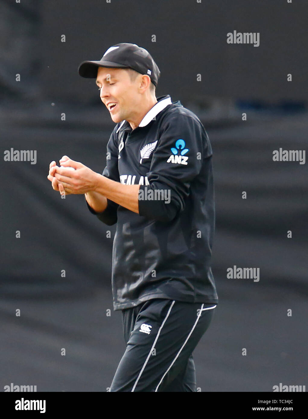 London, UK. 05th June, 2019. LONDON, England. June 05: Trent Boult of New Zealand celebrate the catch of Tamim Iqbal of Bangladesh bowled by Lockie Ferguson of New Zealand during ICC Cricket World Cup between Bangladesh and New Zealand at the Oval Stadium on 05 June 2019 in London, England. Credit: Action Foto Sport/Alamy Live News Stock Photo