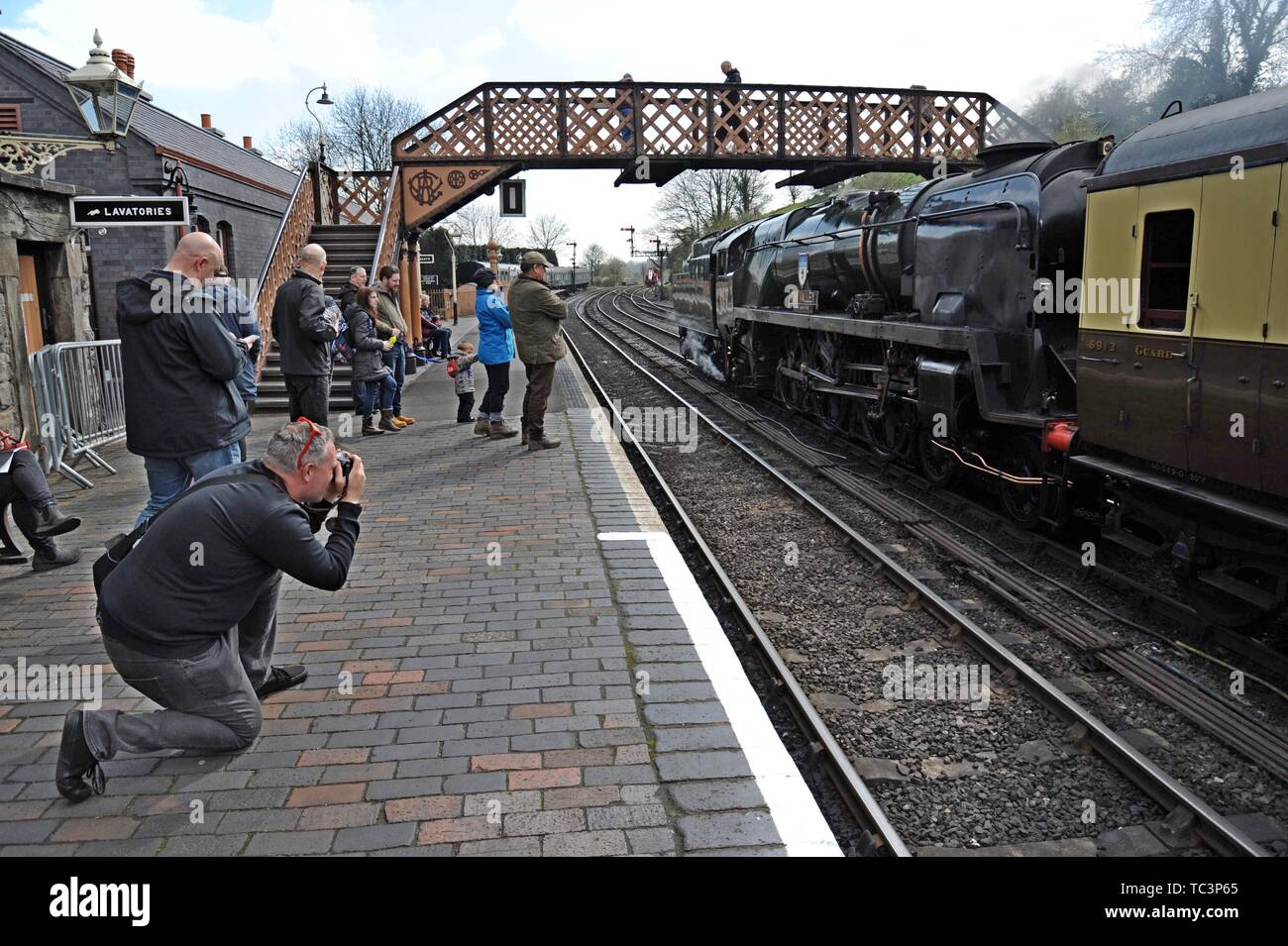 Rail enthusiasts photographing ex Southern Railway locomotive  34027 "Taw Valley" at Bridgnorth station on the Severn Valley Railway Stock Photo
