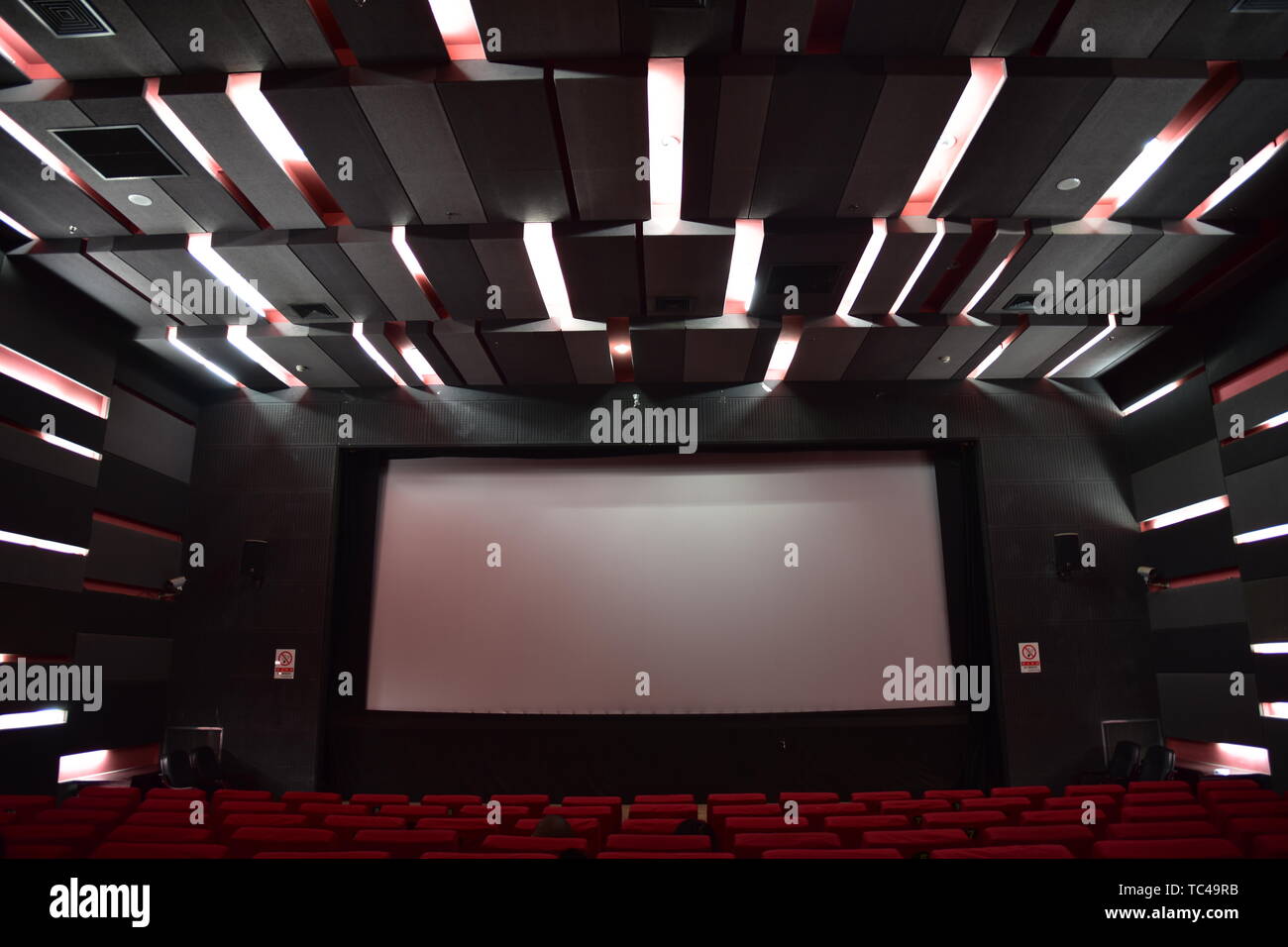 Empty light cinema screen hi-res stock photography and images - Alamy