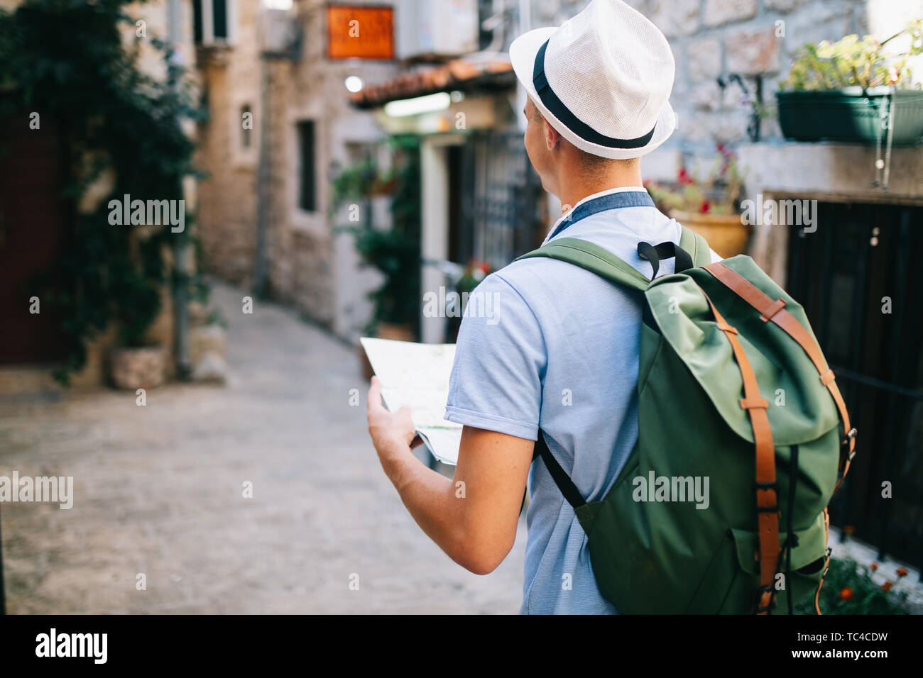 Portrait young tourist map hi-res stock photography and images - Alamy