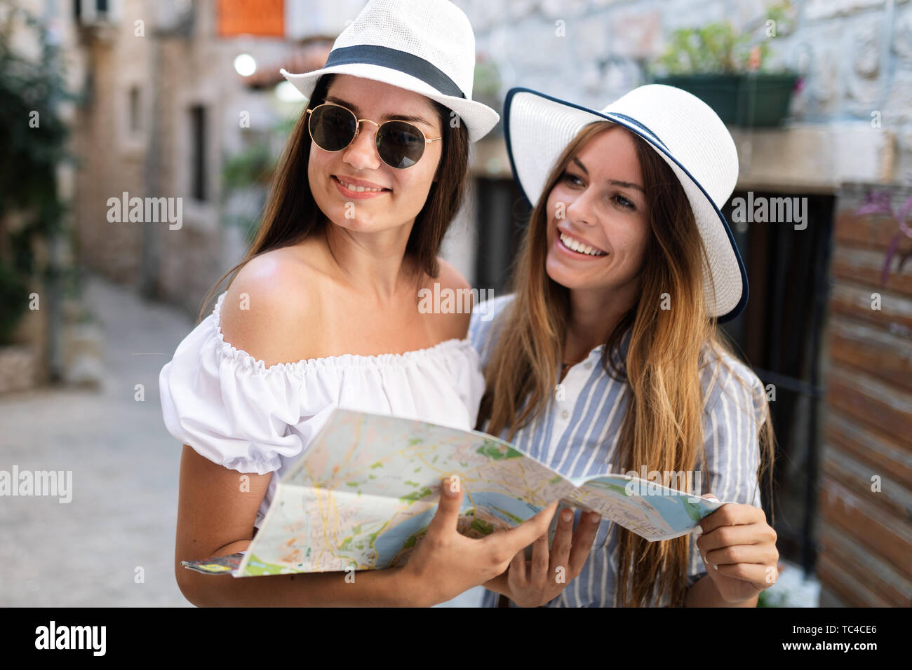 Young women tourist happy hi-res stock photography and images - Alamy