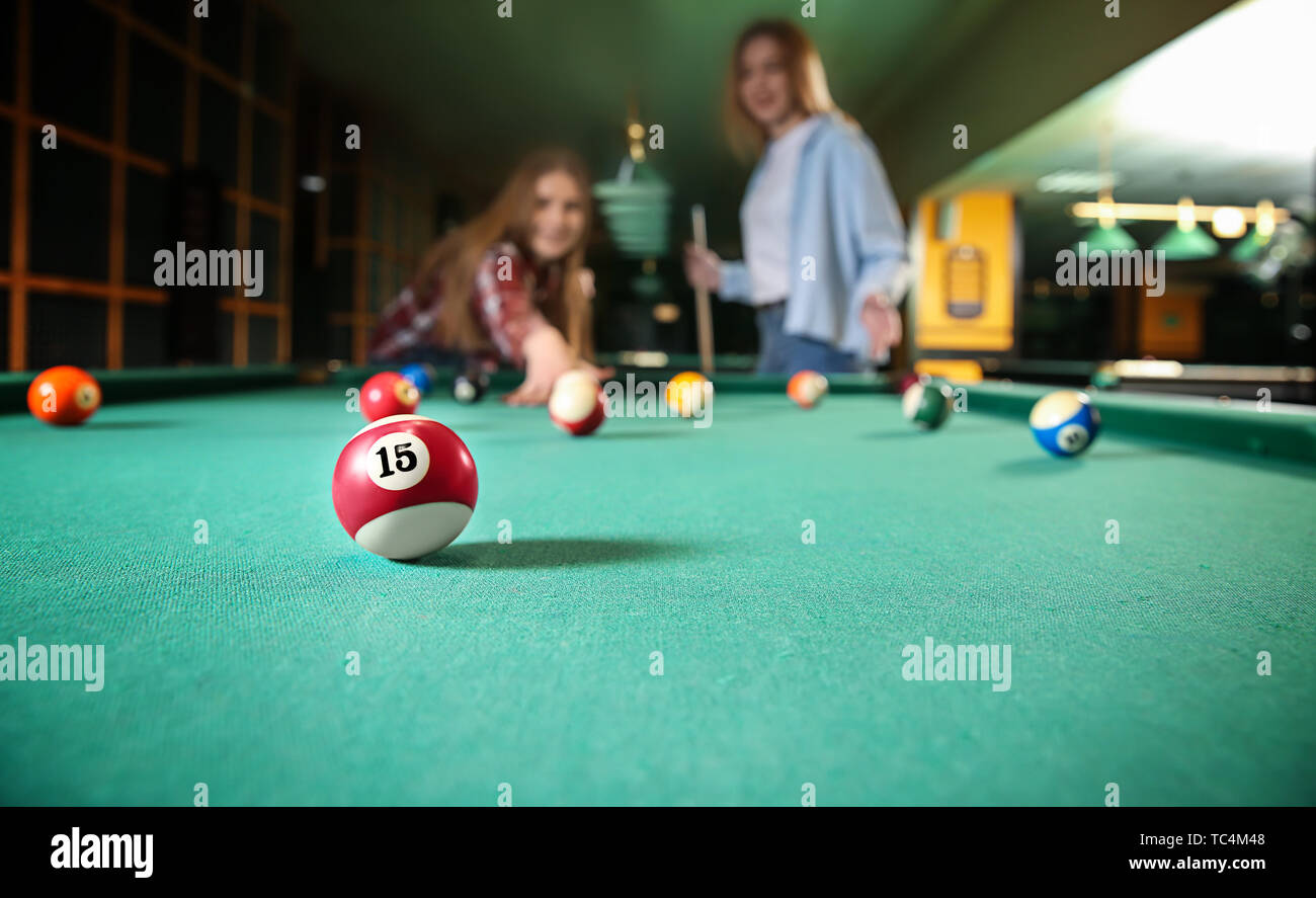 Young female billiard player hi-res stock photography and images - Alamy