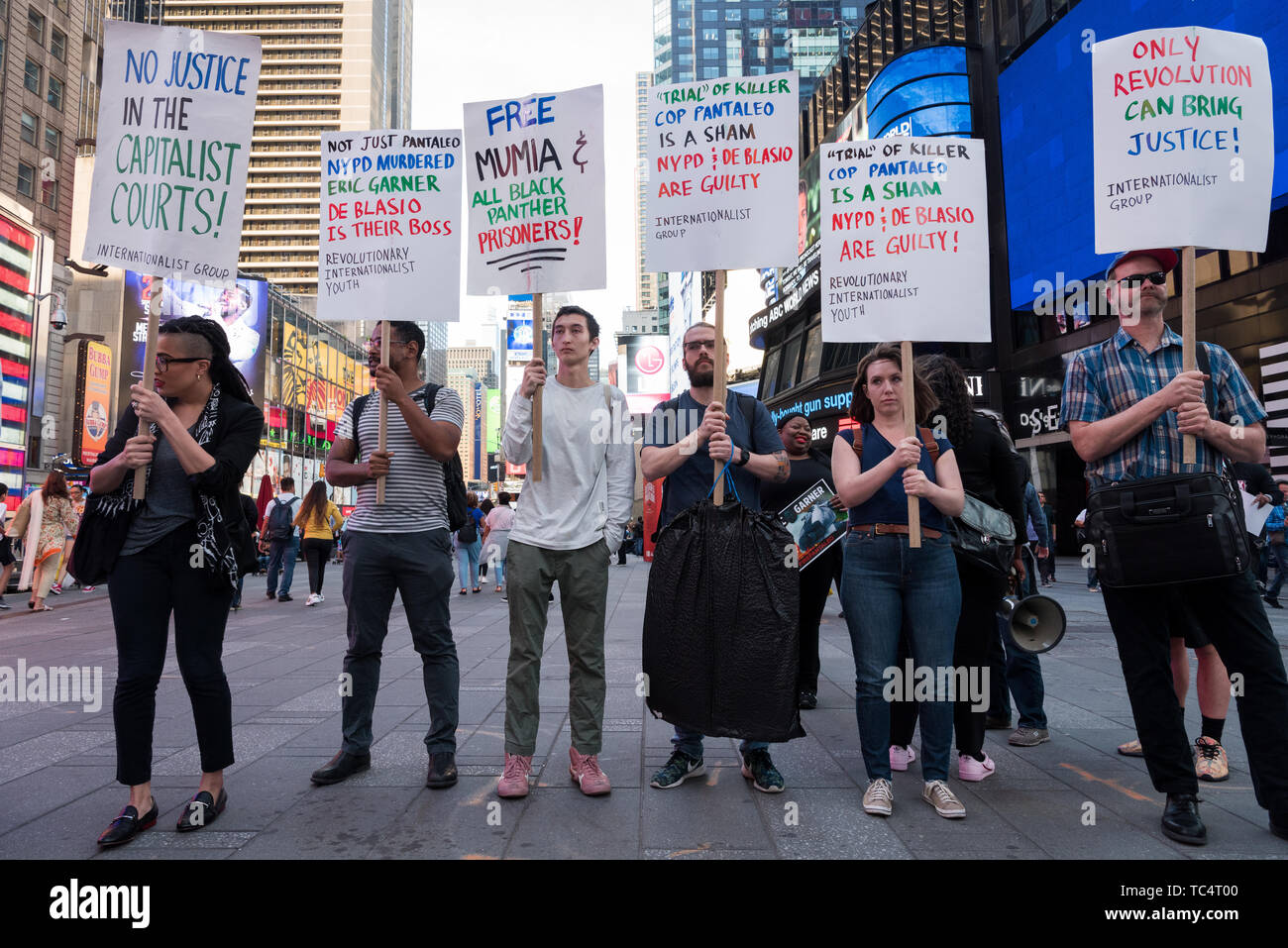 New York, United States. 04th June, 2019. On June 4, 2019, protesters rallied in Times Square in New York City demanding the firing of Officer Pantaleo for the choking death of Eric Garner in 2014. Daniel Pantaleo is currently standing administrative trial which began on May 13. On May 21, the judge overseeing his case delayed the remainder of the hearing until June 5, 2019. Pantaleo has been on desk duty since Eric Garner's death and could face penalties ranging from loss of vacation days to firing from the NYPD. Credit: Gabriele Holtermann-Gorden/Pacific Press/Alamy Live News Stock Photo
