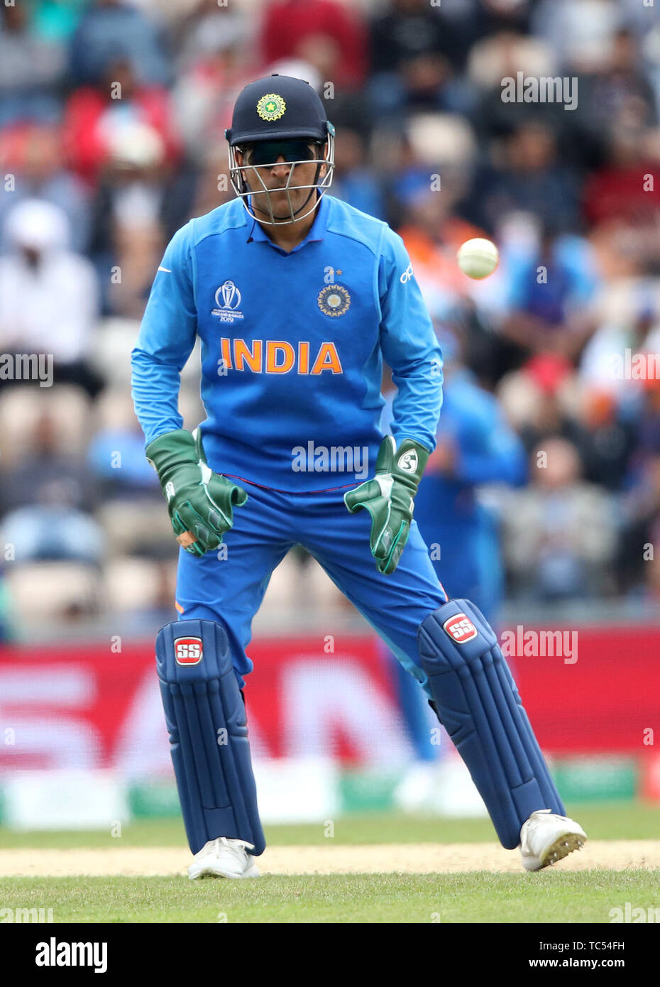 Ms dhoni wicket keeper hi-res stock photography and images - Alamy