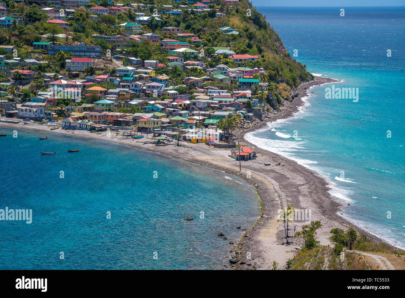 Fischerdorf Scotts Head und der Damm zwischen den Meeren Atlantik und Karibik, Dominica, Karibik, Mittelamerika  | Scotts Head fishing village and the Stock Photo