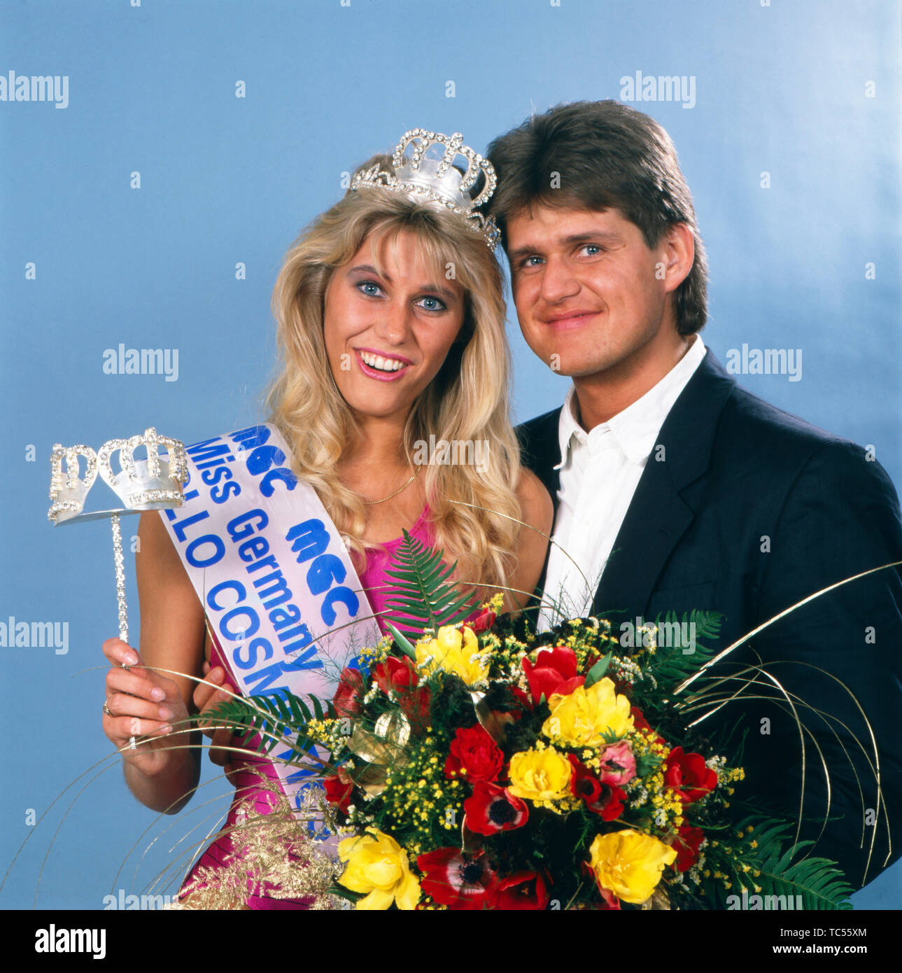 Das Model und Miss Germany 1988/1989 Nicole Reinhardt posiert mit Männern  nach Ihrer Krönung, Deutschland, image size:1289x1390