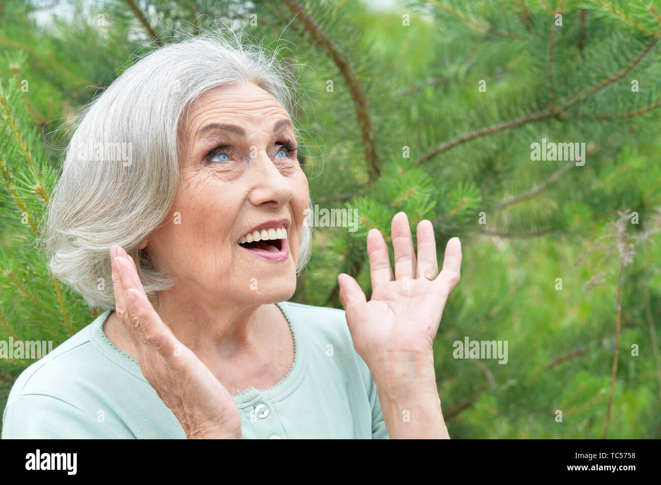 Surprised older woman hi-res stock photography and images - Alamy