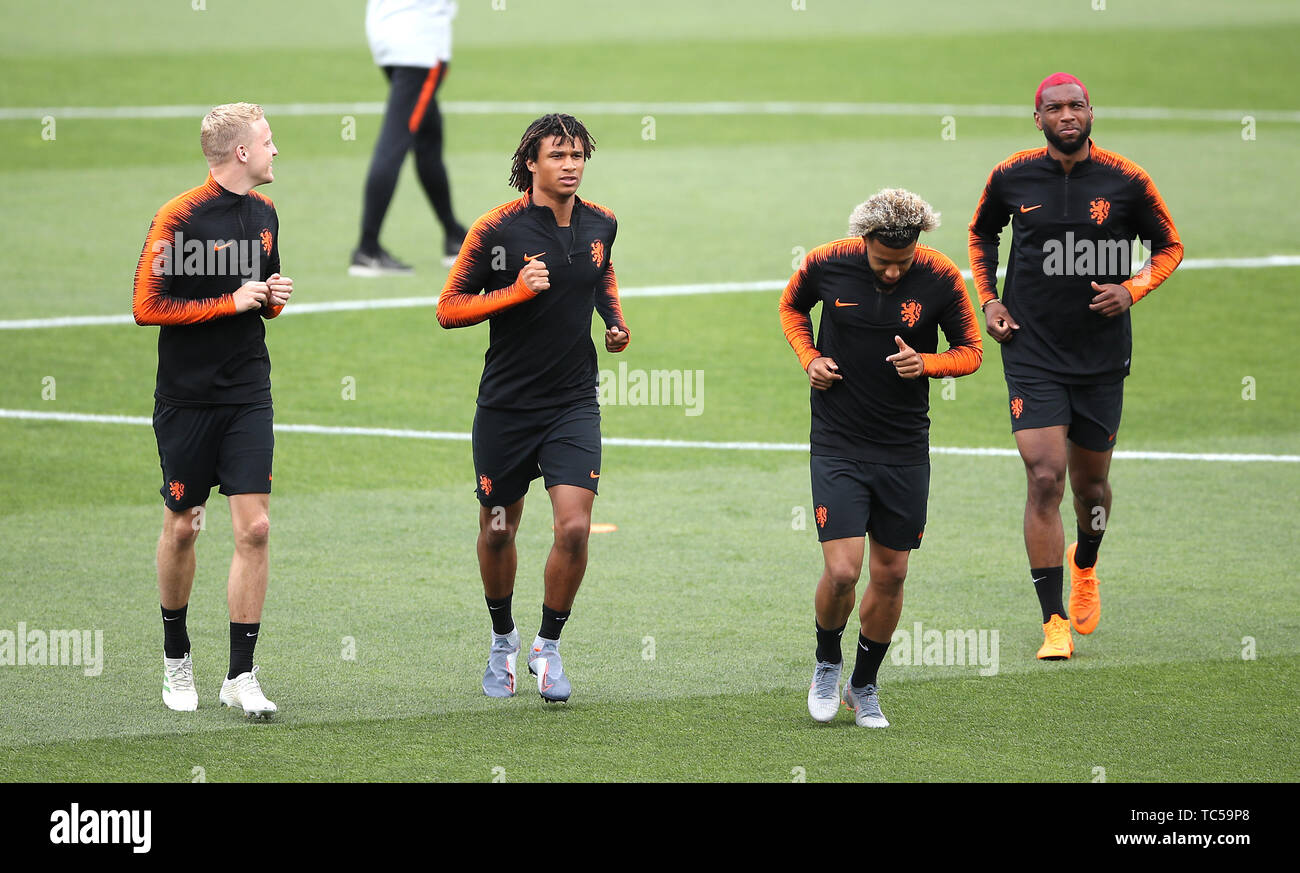 Netherland's Nathan Ake (centre left) and Tonny Vilhena (centre right) during the walk around at the Estadio D. Afonso Henriques, Guimaraes. Stock Photo