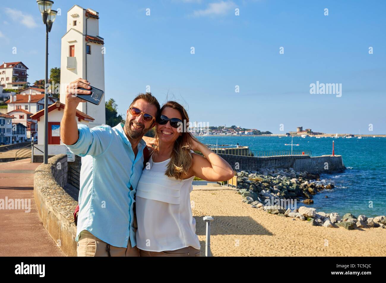 Couple of tourists, Tour, Basque Coast, Port, Sant Jean de Luz, Aquitaine, Pyrenees Atlantiques, France, Europe Stock Photo