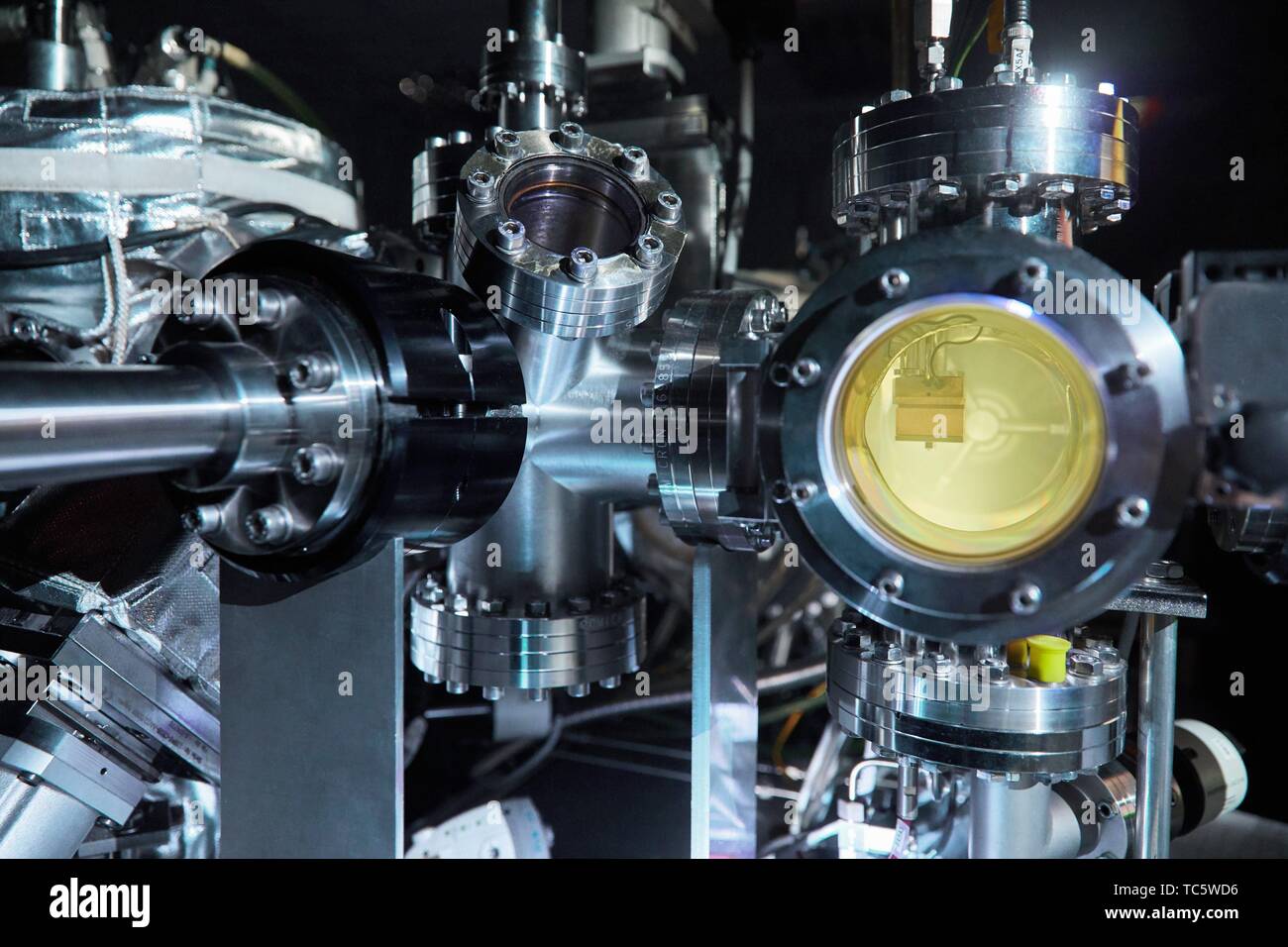 Ultra High Vacuum Chamber with Dual Deposition System. Nanotechnology