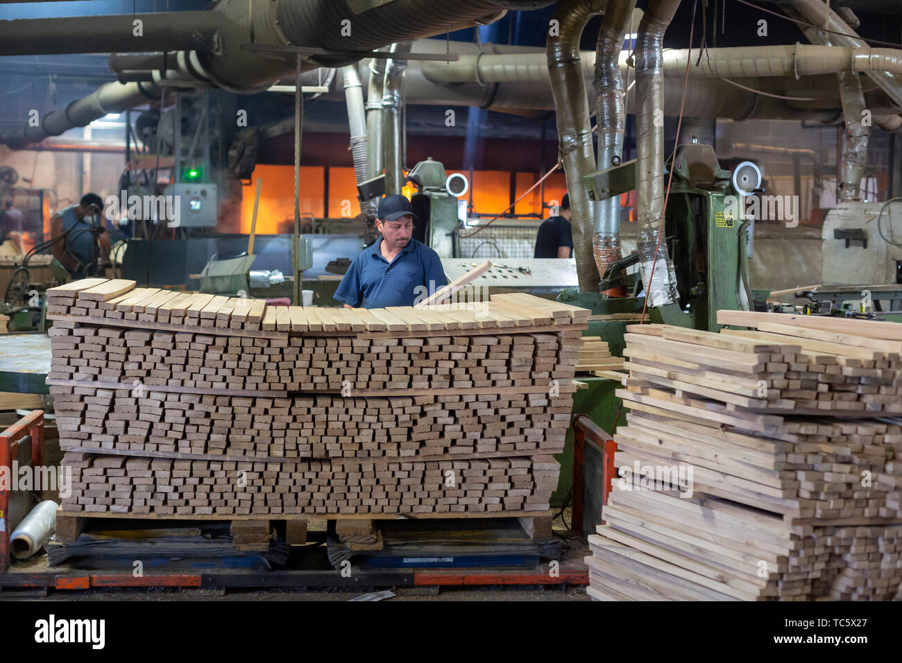 Louisville, Kentucky - Workers at Kelvin Cooperage make oak barrels for aging bourbon and wine. Stock Photo