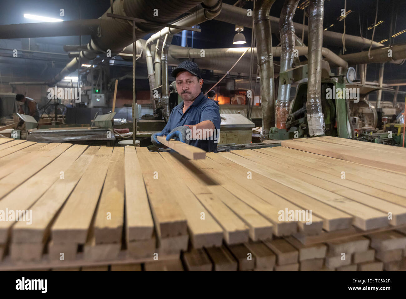 Louisville, Kentucky - Workers at Kelvin Cooperage make oak barrels for aging bourbon and wine. Stock Photo