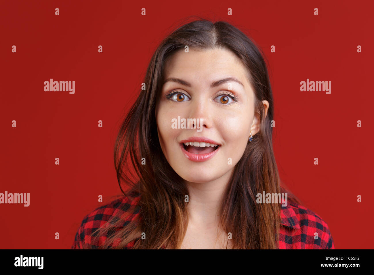 surprised pretty young woman Stock Photo - Alamy