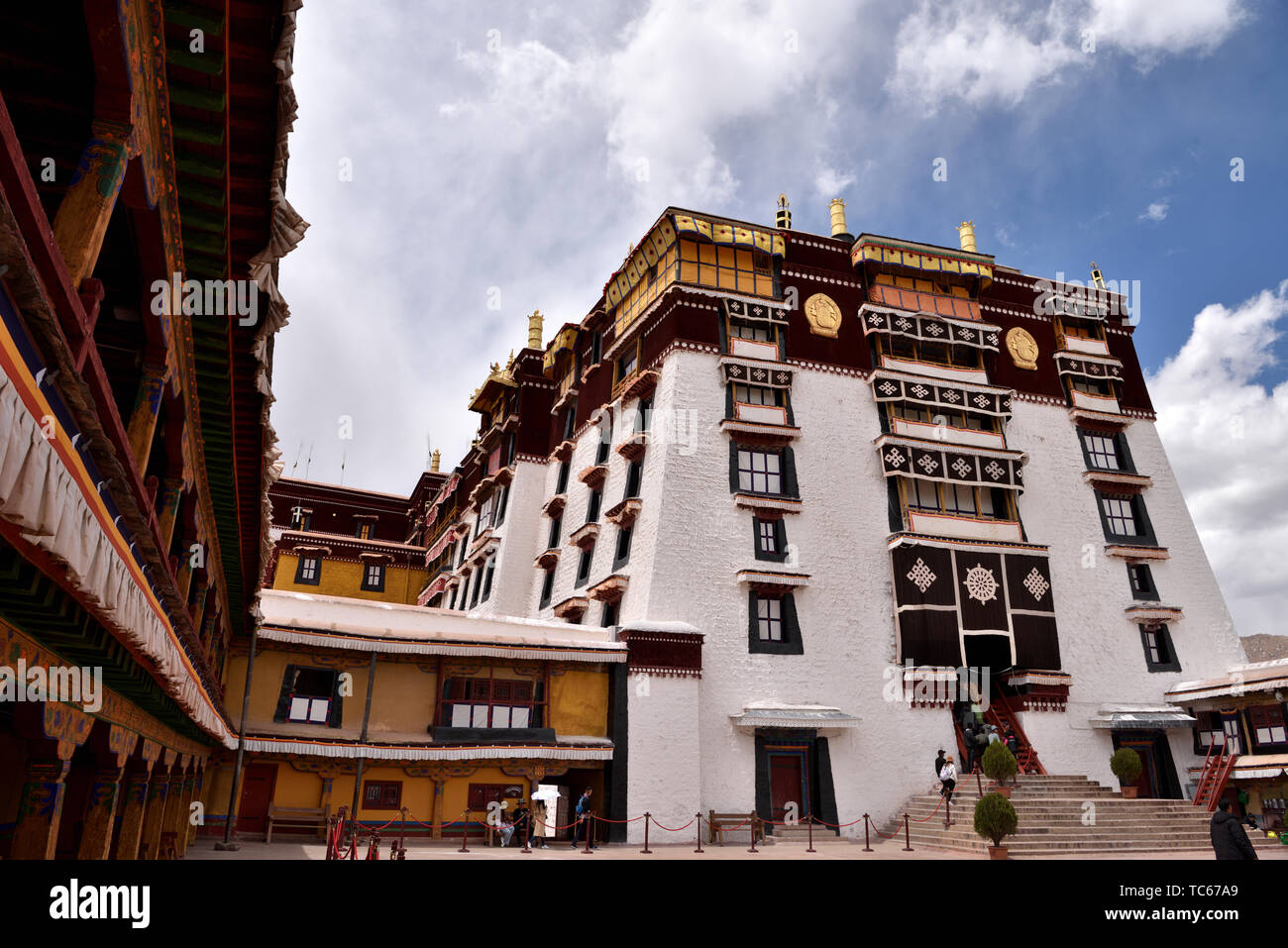 Potala Palace in Lhasa, Tibet, photographing this magnificent palace ...