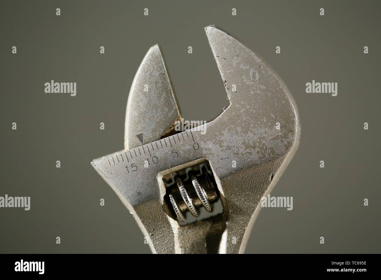 The most common type of adjustable wrench in use today. The adjustable