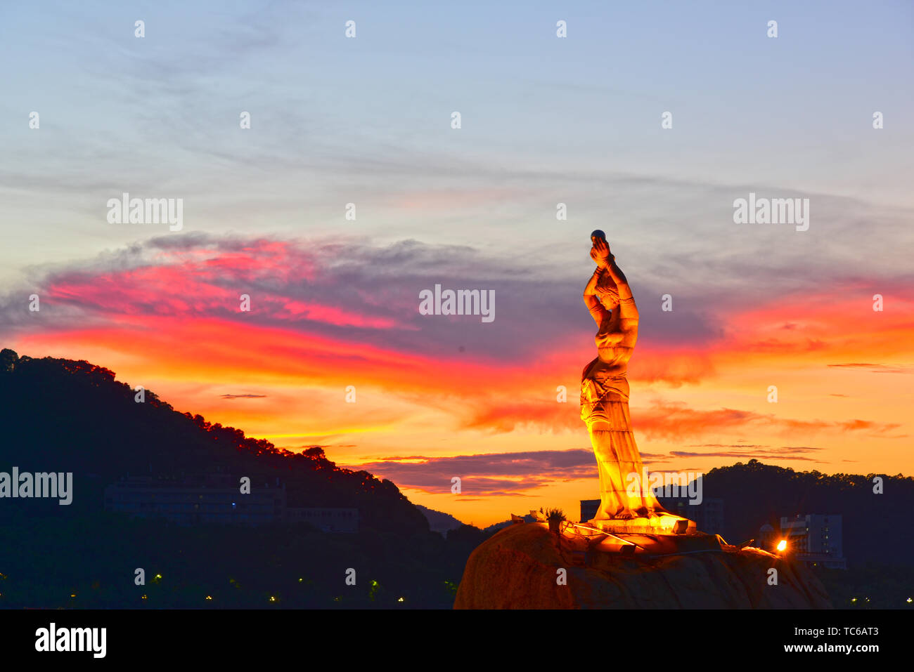 One of the landmarks of Zhuhai City, the sunset sunset of a statue of a