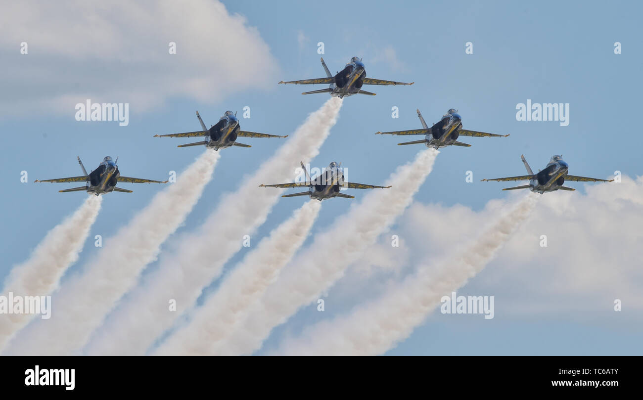 190531-N-UK306-2573 OKLAHOMA CITY, Okla. (May 31, 2019) The U.S. Navy Flight Demonstration Squadron, the Blue Angels, pilots prepare to perform the pitch-up break maneuver during a demonstration at the Star Spangled Salute Air and Space Show at Tinker Air Force Base in Oklahoma City. The team is scheduled to conduct 61 flight demonstrations at 32 locations across the country to showcase the pride and professionalism of the U.S. Navy and Marine Corps to the American and Canadian public in 2019. (U.S. Navy photo by Mass Communication Specialist 2nd Class Timothy Schumaker/Released) Stock Photo