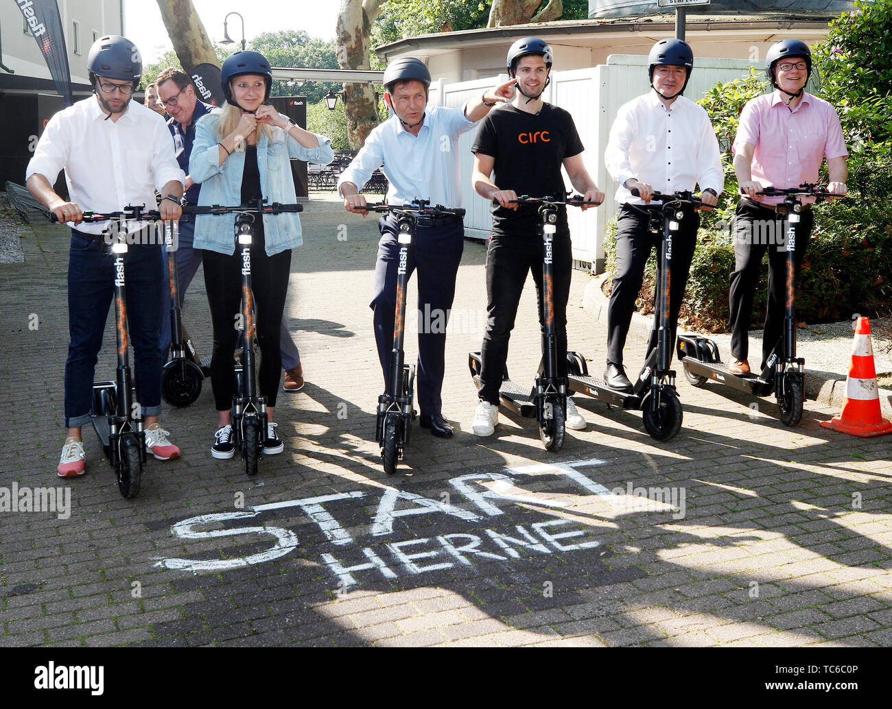 Herne, Germany. 05th June, 2019. Frank Dudda (SPD, 3rd from left), Lord Mayor of Herne, and Max Hüsch (4th from left), Managing Director of Circ, as well as citizens of Herne are getting ready for a test drive with the Circ E-Scooter (previously Flash). In Herne, citizens can now drive through the city on 50 electric scooters. Credit: Roland Weihrauch/dpa/Alamy Live News Stock Photo