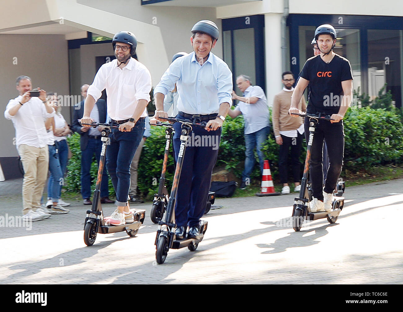 Herne, Germany. 05th June, 2019. Frank Dudda (SPD, M), Lord Mayor of Herne, Max Hüsch (r), Managing Director of Circ, and a citizen of Herne are taking the Circ E-Scooter (previously Flash) for a test drive. In Herne, citizens can now drive through the city on 50 electric scooters. Credit: Roland Weihrauch/dpa/Alamy Live News Stock Photo