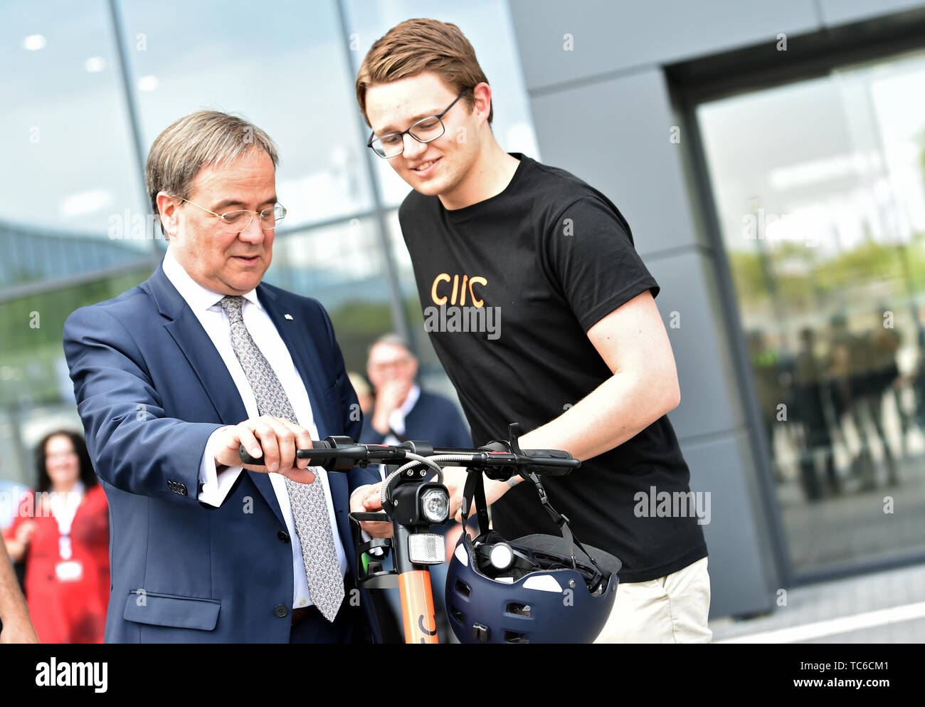 05 June 2019, North Rhine-Westphalia, Dortmund: Armin Laschet (CDU,l), NRW Minister President, has Daniel Hoppe von Circ explain an e-scooter to him after the Annual General Meeting of the German Association of Cities. Around 1300 delegates and guests meet for the Annual General Meeting which takes place every two years. Photo: Caroline Seidel/dpa Stock Photo