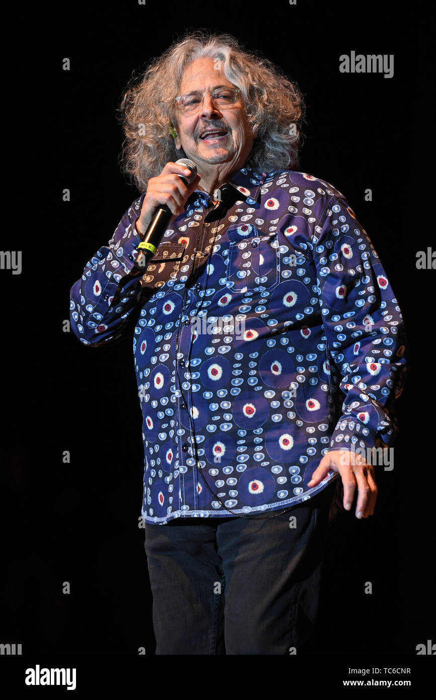 https://c8.alamy.com/comp/TC6CNR/pompano-beach-fl-usa-04th-june-2019-mark-volman-of-the-turtles-performs-during-the-happy-together-tour-at-the-pompano-beach-amphitheater-on-june-4-2019-in-pompano-beach-florida-credit-mpi04media-punchalamy-live-news-TC6CNR.jpg