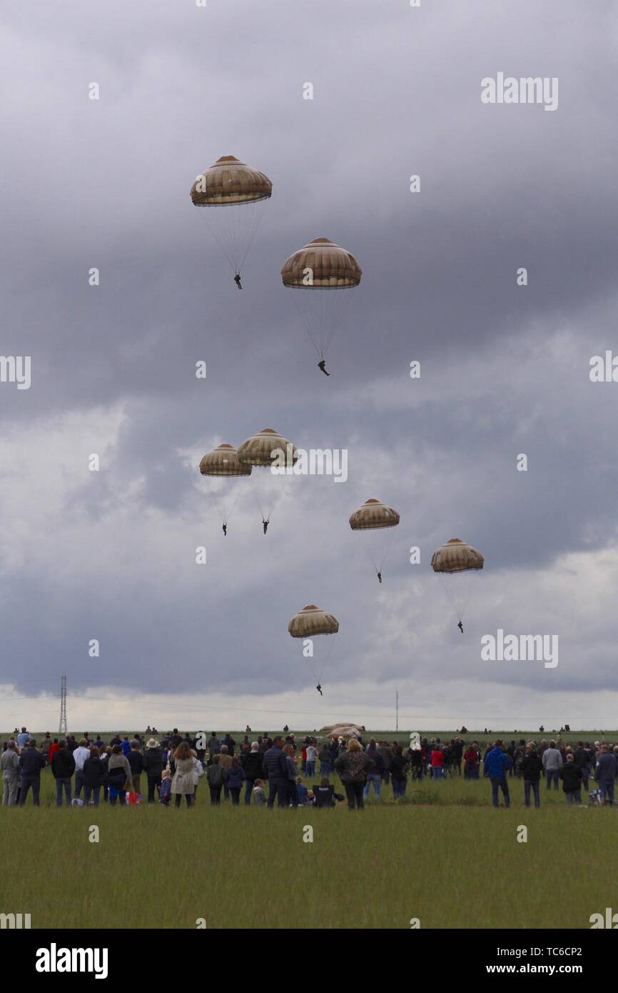 Sannerville, Normandy, France, 5th June 2019.  Hundreds of French paratroopers and participants take place in a mass parachute drop over the historic ‘K’ landing zone at Sannerville utilised in WW2 during DDay. Jumping from various Hercules aircrafts the 75th Anniversary event was headed by a lead Dakota plane also involved in the commemorative flight dropping parachutists into the Normandy countryside.   Credit: Wayne Farrell/Alamy Live News Stock Photo