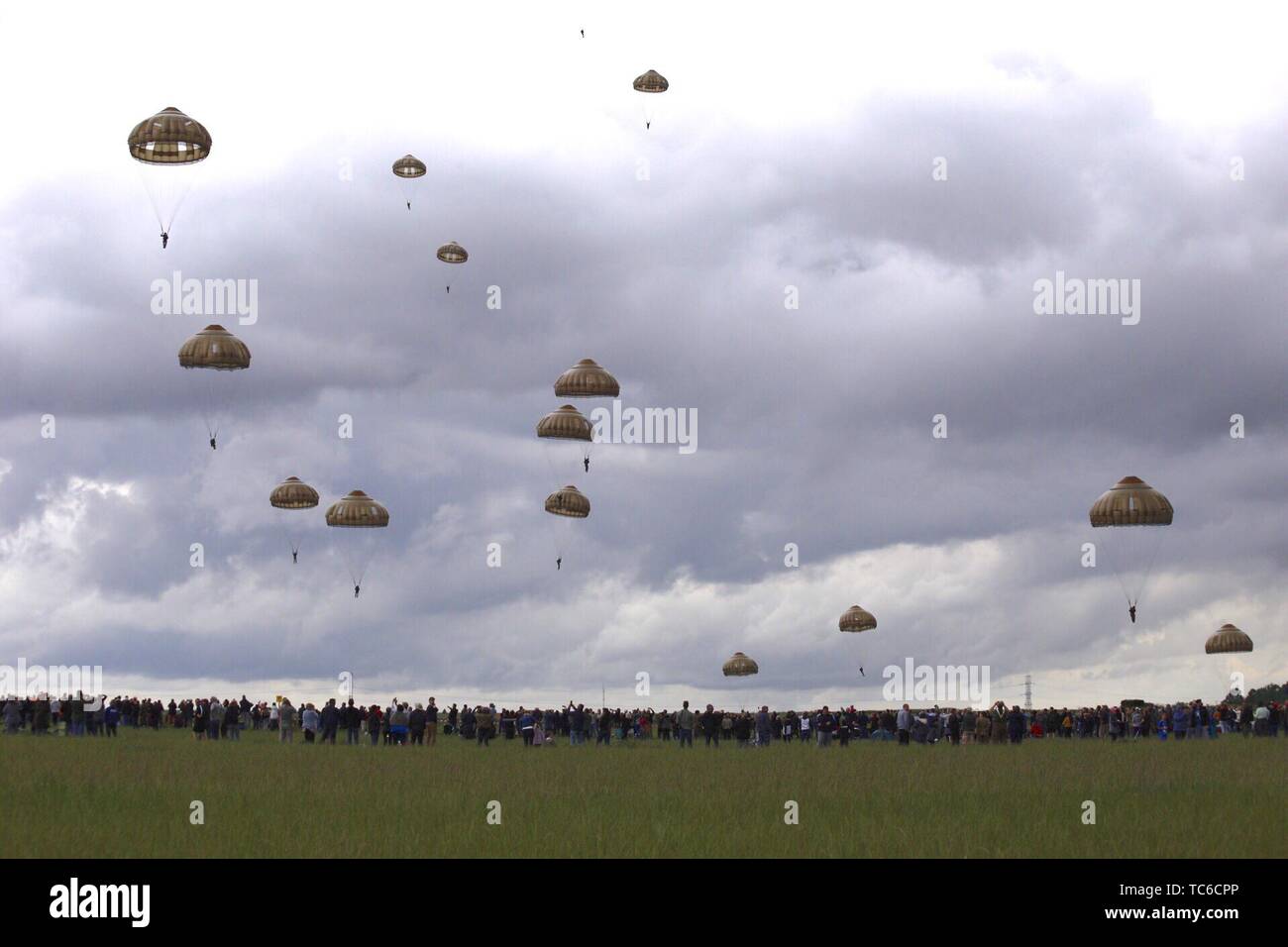 Sannerville, Normandy, France, 5th June 2019.  Hundreds of French paratroopers and participants take place in a mass parachute drop over the historic ‘K’ landing zone at Sannerville utilised in WW2 during DDay. Jumping from various Hercules aircrafts the 75th Anniversary event was headed by a lead Dakota plane also involved in the commemorative flight dropping parachutists into the Normandy countryside.   Credit: Wayne Farrell/Alamy Live News Stock Photo