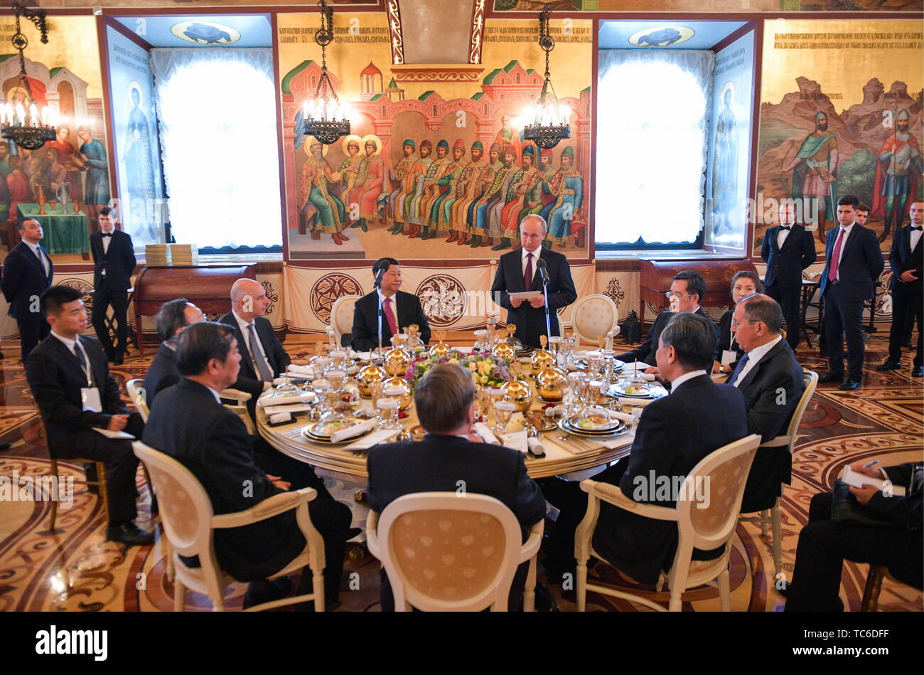 moscow-russia-05th-june-2019-moscow-russia-june-5-2019-chinas-president-xi-jinping-and-russias-president-vladimir-putin-l-r-centre-during-a-formal-dinner-on-behalf-of-the-russian-president-for-the-president-of-china-at-the-hall-of-the-facets-of-the-moscow-kremlin-alexei-druzhininrussian-presidential-press-and-information-officetass-credit-itar-tass-news-agencyalamy-live-news-TC6DFF.jpg