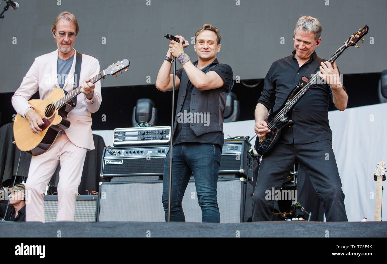Stuttgart, Germany. 05th June, 2019. The band Mike & the Mechanics will perform at the Mercedes-Benz Arena as supporting band for singer Phil Collins. Mike & the Mechanics are on tour in Stuttgart and Berlin as opening act. Credit: Christoph Schmidt/dpa/Alamy Live News Stock Photo