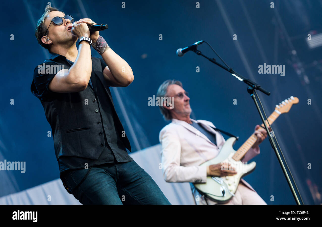 Stuttgart, Germany. 05th June, 2019. As supporting band for singer Phil Collins the band Mike & the Mechanics will perform with singer Tim Howar (l) and guitarist Mike Rutherford (r) in the Mercedes-Benz Arena. Mike & the Mechanics are on tour in Stuttgart and Berlin as opening act. Credit: Christoph Schmidt/dpa/Alamy Live News Stock Photo